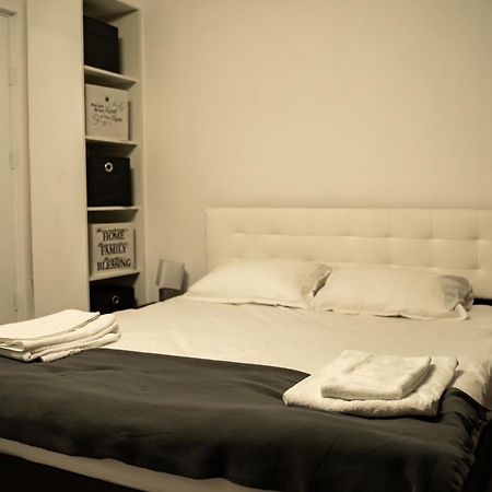 Studio Six Continents Петрошани Экстерьер фото
