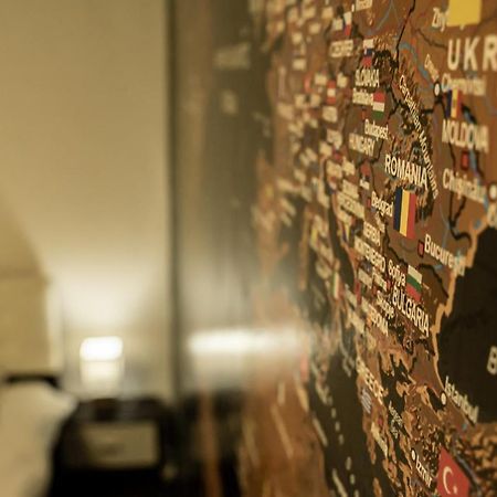 Studio Six Continents Петрошани Экстерьер фото