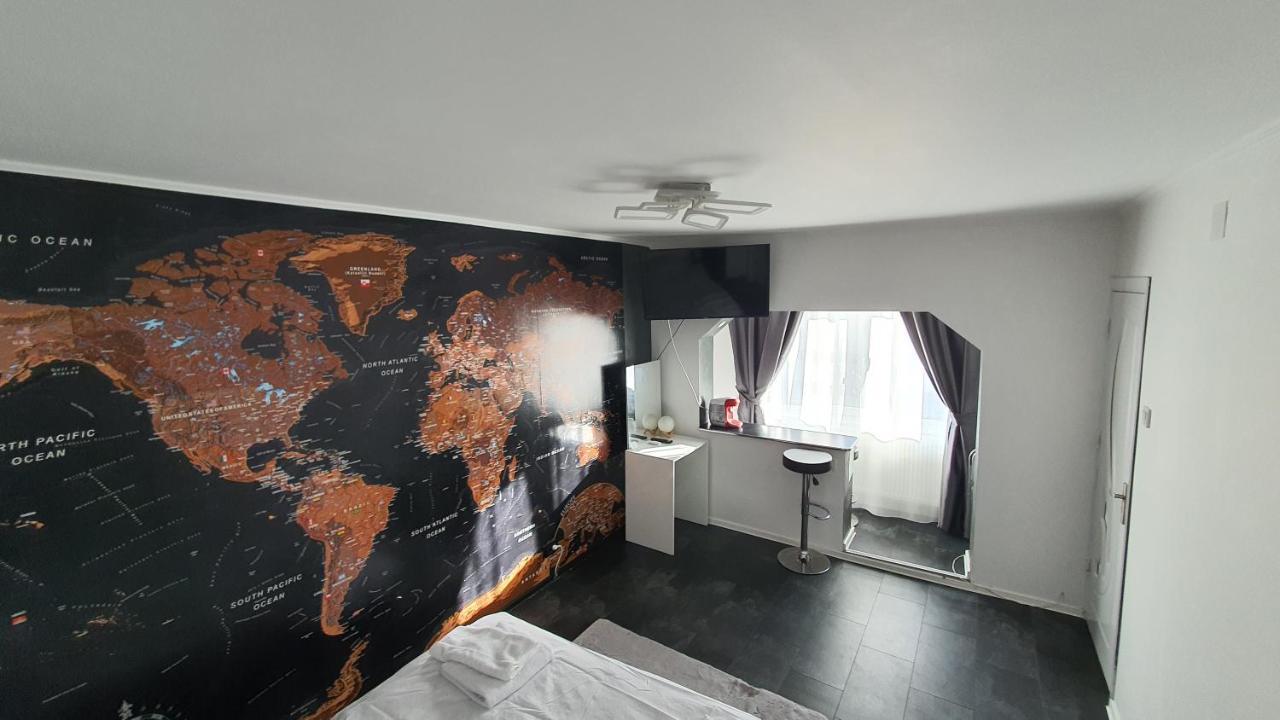 Studio Six Continents Петрошани Экстерьер фото